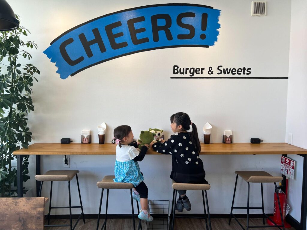 都留市のCHEERS!で店内カウンター席に座る子どもたち 