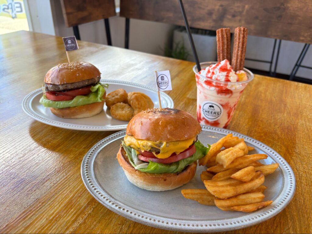 都留市のCHEERS!で提供されるハンバーガーとポテト、チュロス付きスイーツのプレート 