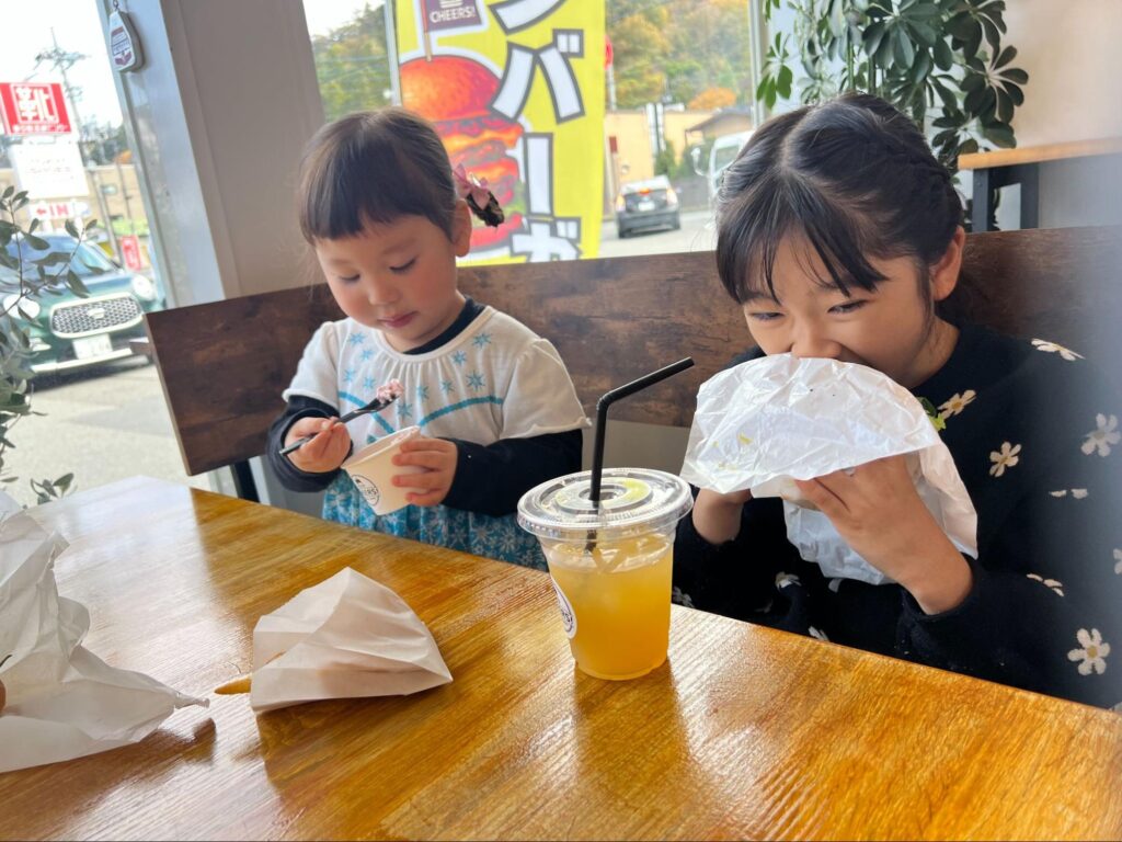 都留市のCHEERS!でハンバーガーやアイスを食べる子どもたち 