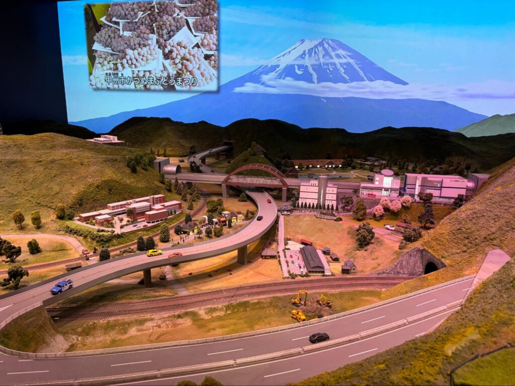 山梨県立リニア見学センターのジオラマ展示と映像に映る富士山の風景 