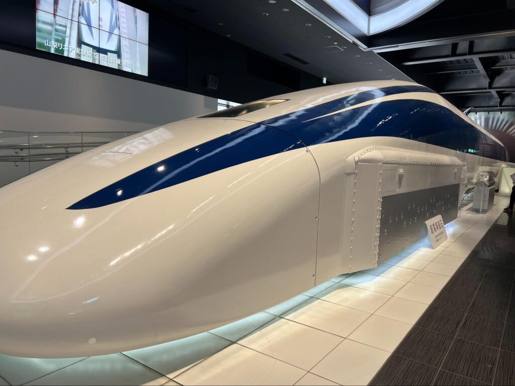 山梨県立リニア見学センターで展示されているリニア実験車両の先頭部