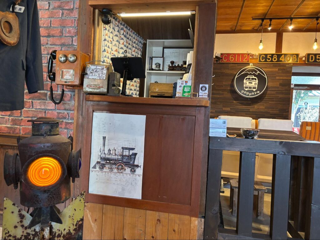 都留市の宿ぽっぽや受付周辺にある鉄道モチーフのインテリアと展示 