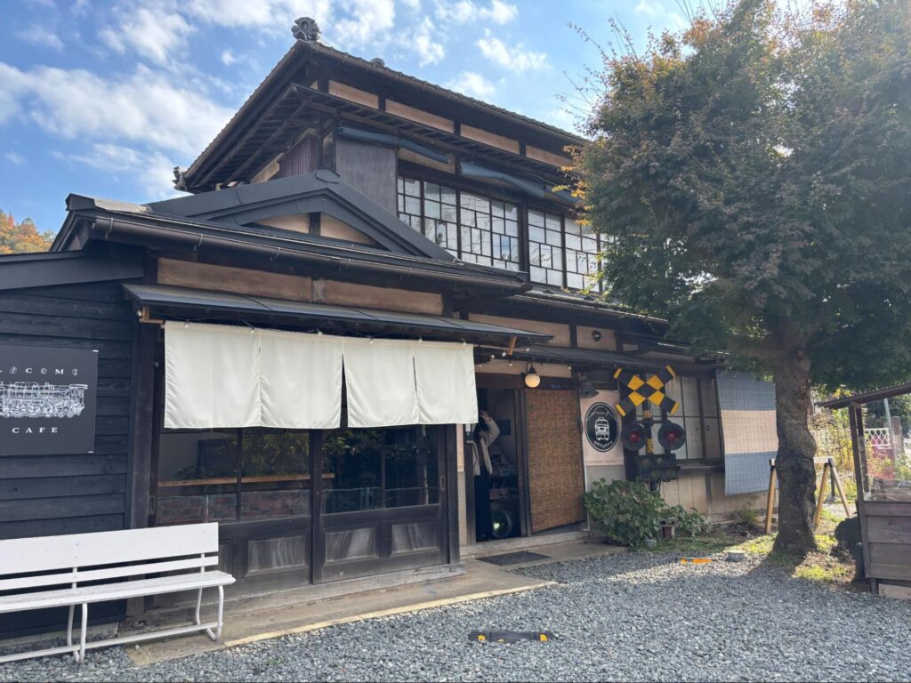 都留市の宿ぽっぽやの外観。古民家をリノベーションした鉄道テーマのゲストハウス 