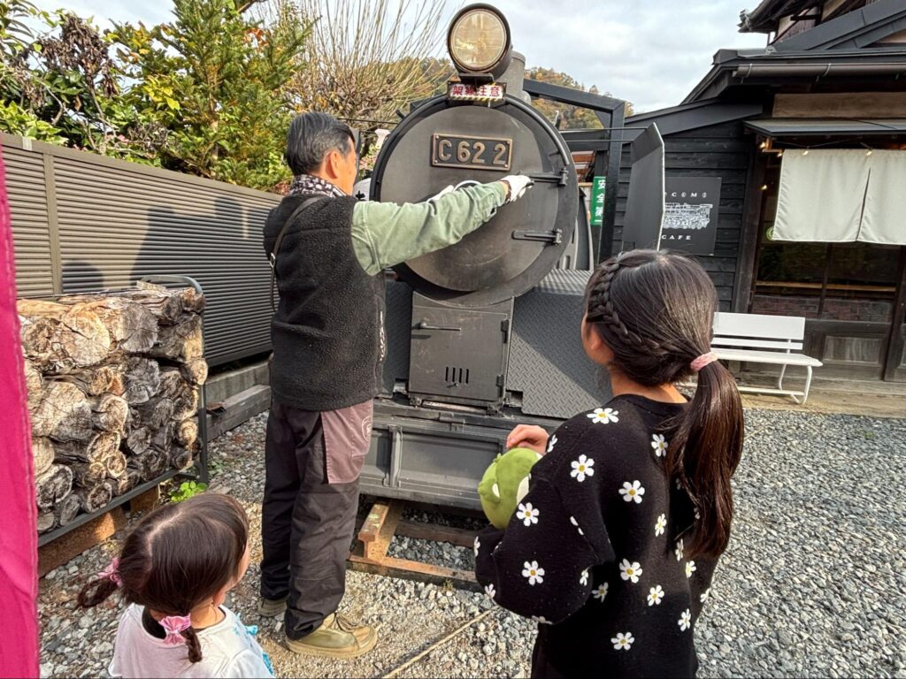 都留市ぽっぽやのC62形蒸気機関車モニュメントで焼き芋を焼ける屋外ストーブ 