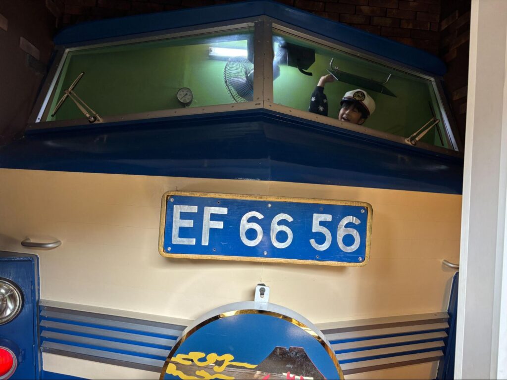 都留市の宿ぽっぽやにあるEF66型電気機関車の運転席フォトスポット 