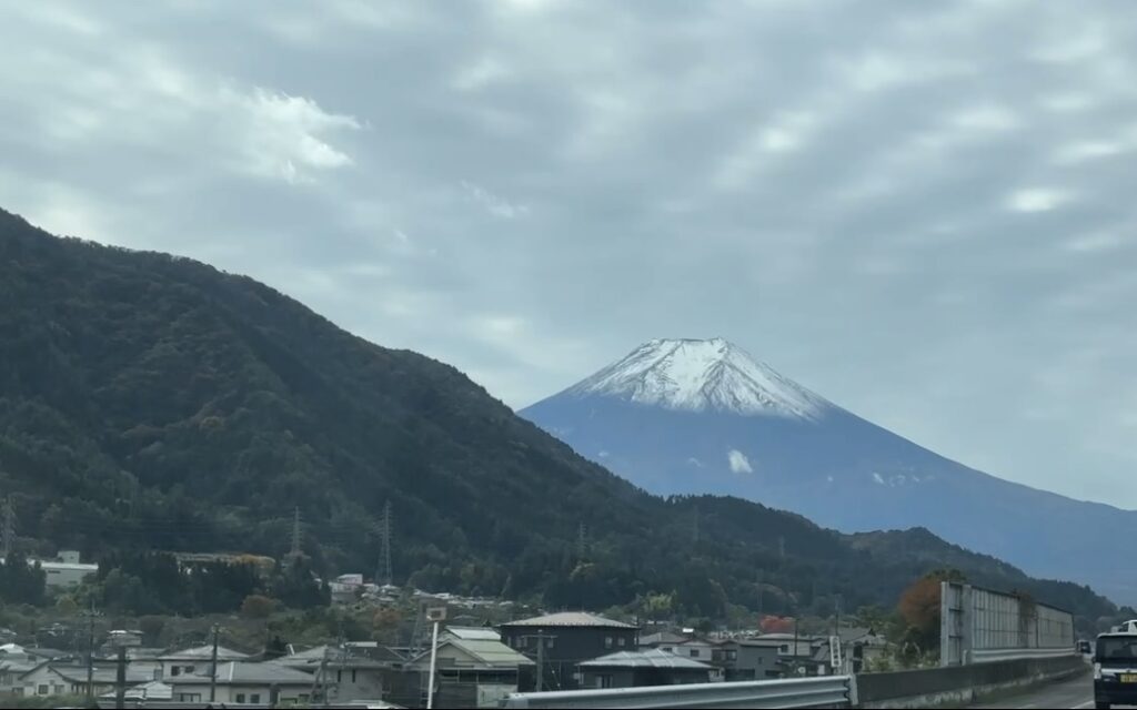都留市方面から見える雪化粧の富士山の風景 