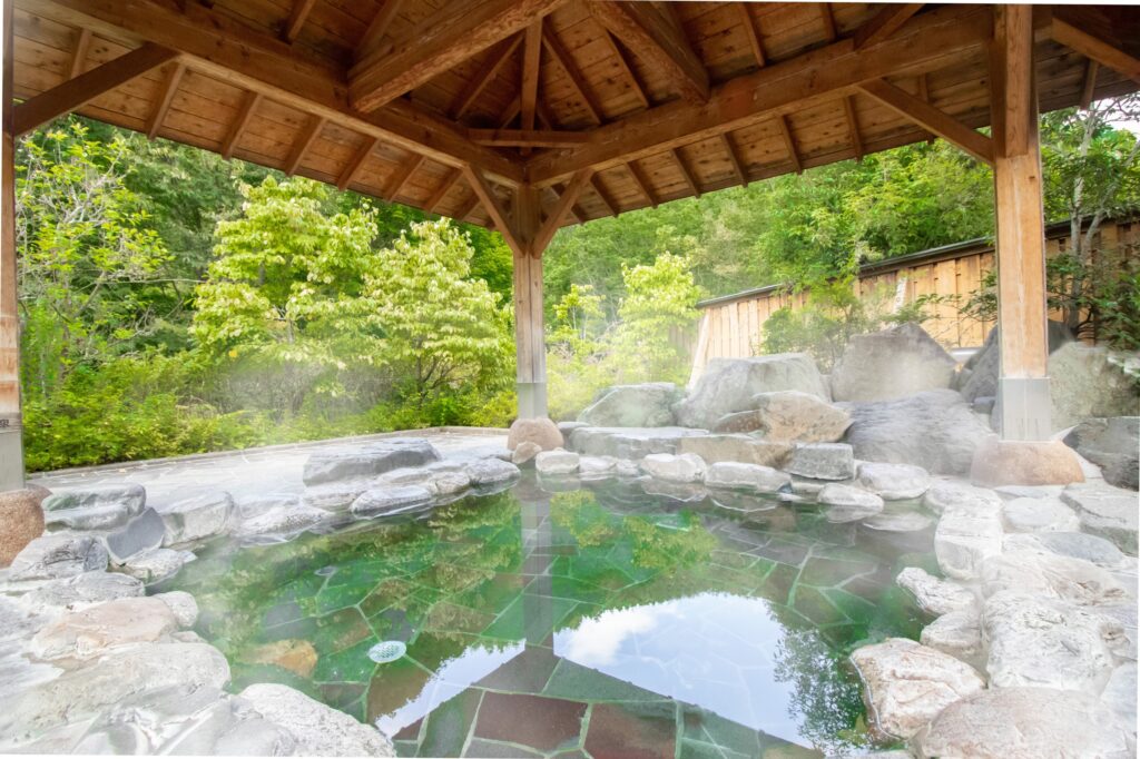 湯気に包まれる芭蕉 月待ちの湯の露天風呂