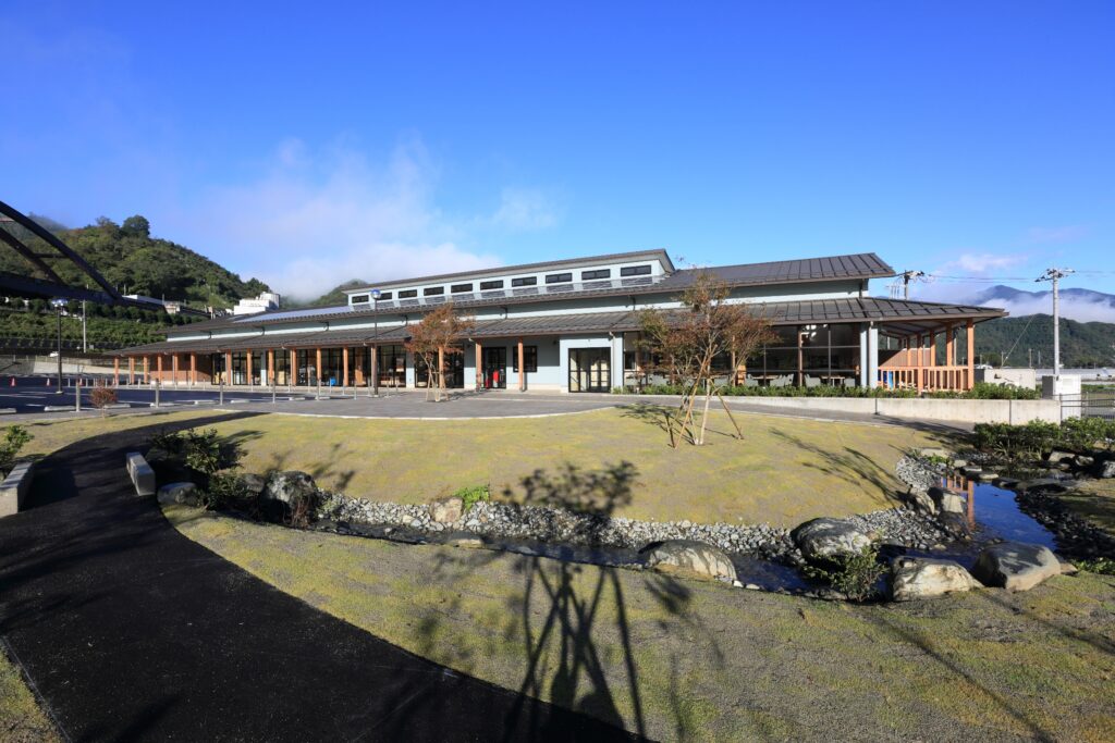 山梨県都留市の道の駅つるの外観。レストランや直売所が入る施設全景
