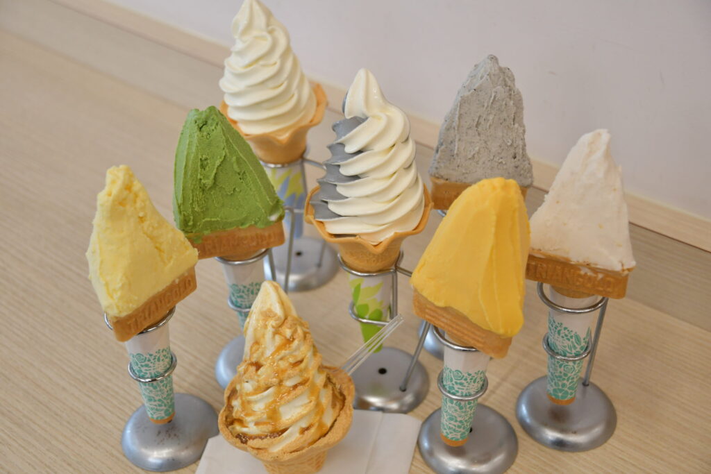 道の駅つる内のジェラートカフェ「炭香ふぁ～む」で提供されるカラフルなジェラート