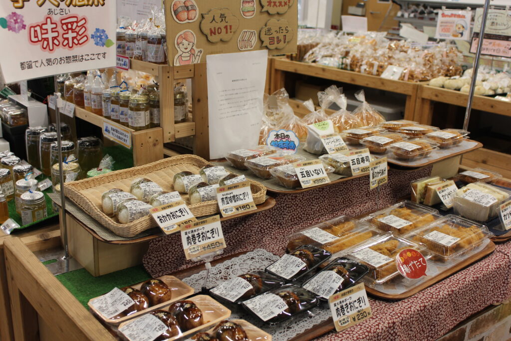 山梨県都留市「道の駅つる」に並ぶ手作りおにぎりやお惣菜の軽食コーナー