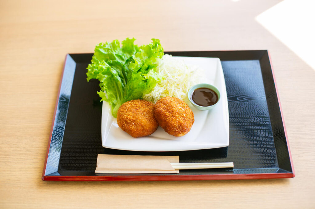 道の駅つるレストランで提供される揚げたてのメンチカツ