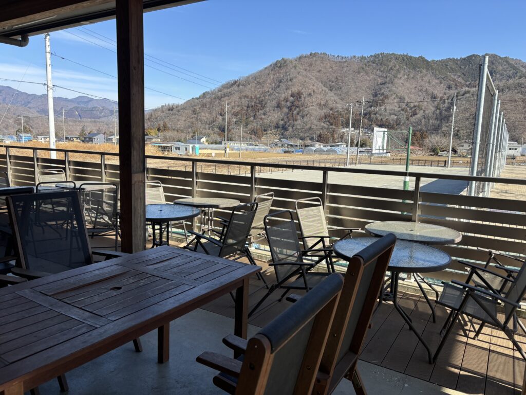 道の駅つるのテラス席。山の稜線を望む開放的な屋外席で、天気の良い日はランチや休憩を楽しめる