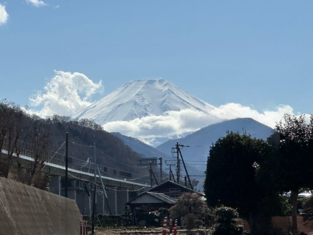 山梨県都留市から眺める富士山の景色