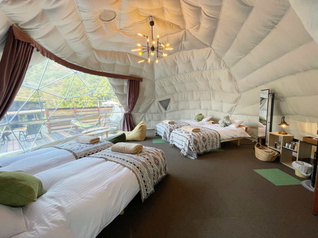 都留市のグランピング施設THE FORESTのドームテント内装（テーマの異なる客室）