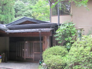 湯の沢　渓山荘